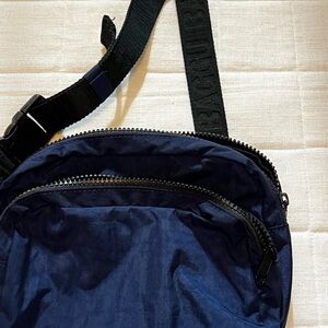 BAGGU Blue Crossbody Bag with Structured Design and Durable Construction